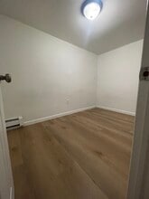 4706 104th St, Unit basement in Corona, NY - Foto de edificio - Building Photo
