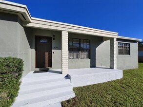 14901 NW 9th Ct in Miami, FL - Building Photo - Building Photo
