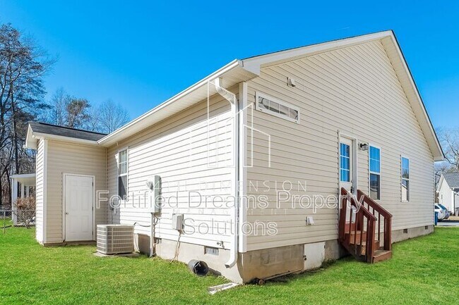 4917 Trent Hill Dr in Winston-Salem, NC - Building Photo - Building Photo