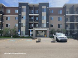 11804-11822 22 Ave SW in Edmonton, AB - Building Photo