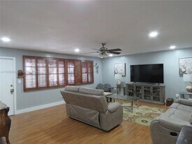 11840 NE 19th Dr, Unit 26 in North Miami, FL - Building Photo