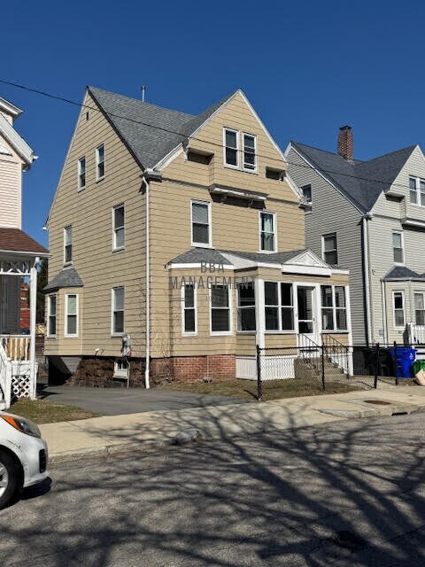 62 Saunders St in Boston, MA - Building Photo