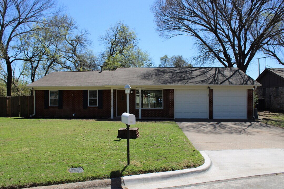 124 Oakhurst Dr in Bedford, TX - Building Photo