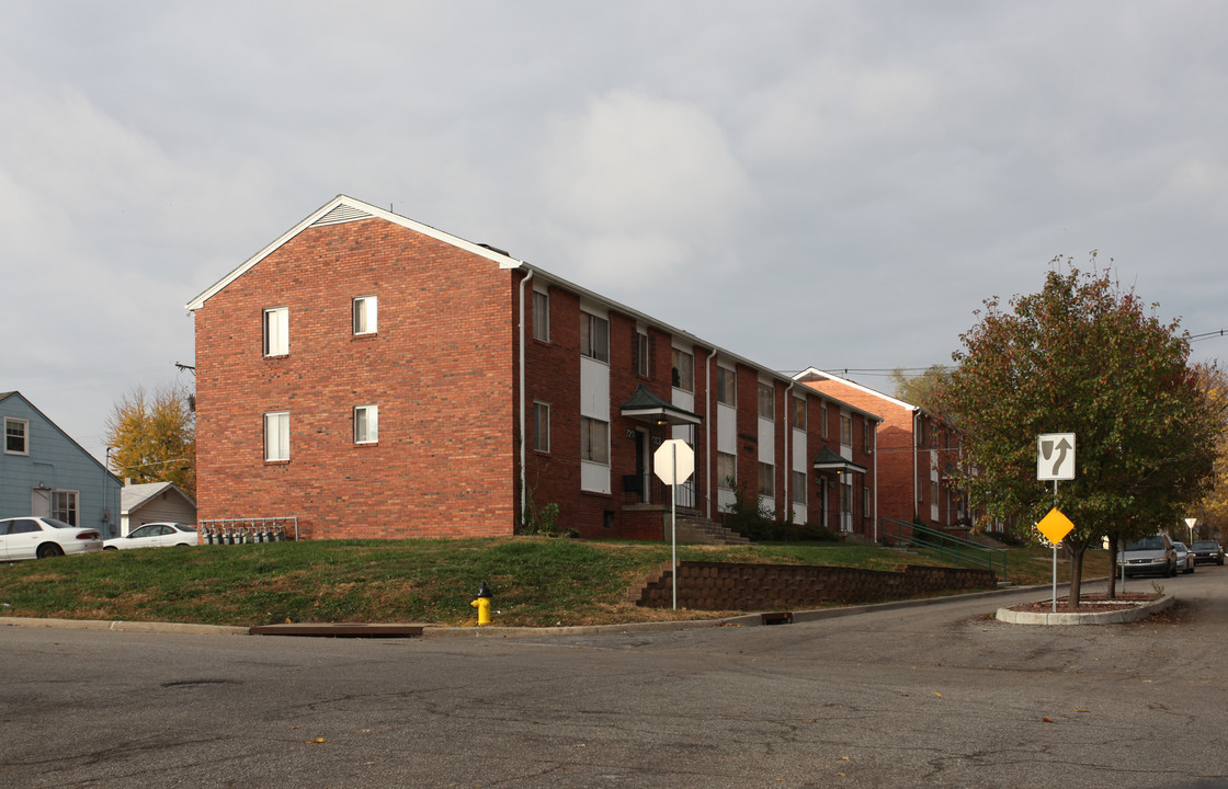 The Colonial Apartments in Overland Park, KS - Building Photo