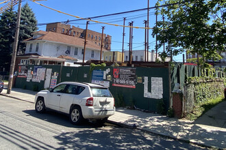 2033 E 17th St in Brooklyn, NY - Building Photo - Building Photo