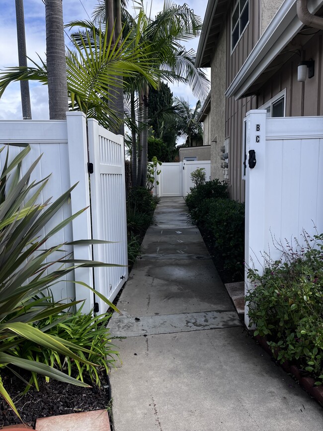 16522 Hillview Cir, Unit B in Huntington Beach, CA - Building Photo - Building Photo