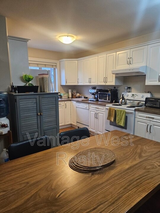 1495 Kloppenburg Rd in Kelowna, BC - Building Photo