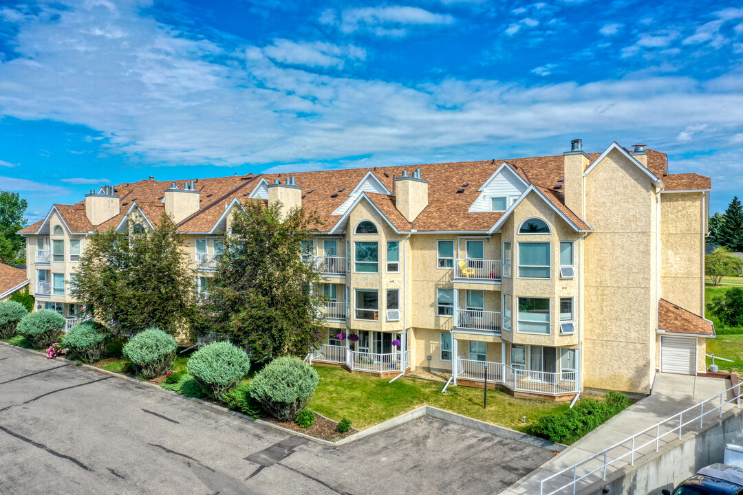 102 Centre Crt in Okotoks, AB - Building Photo