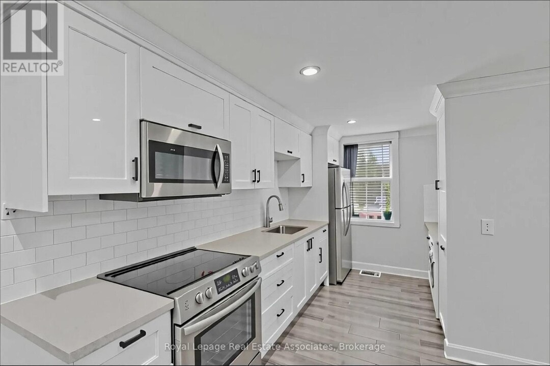 66 Broadway in Orangeville, ON - Building Photo