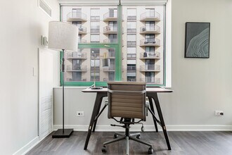 77 W Huron St in Chicago, IL - Foto de edificio - Building Photo