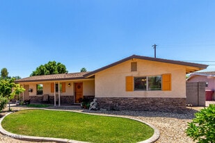 6839 E Earll Dr in Scottsdale, AZ - Building Photo