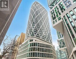 230 Simcoe St in Toronto, ON - Building Photo