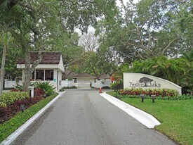 11370 12 Oaks Way in North Palm Beach, FL - Building Photo