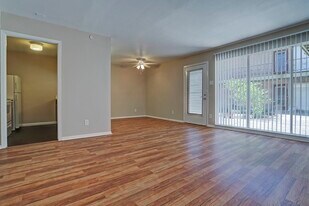 229 Westmoreland St in Houston, TX - Building Photo