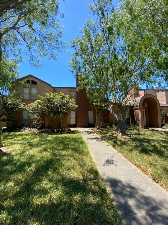 5101 Middlecoff Cir in Corpus Christi, TX - Building Photo