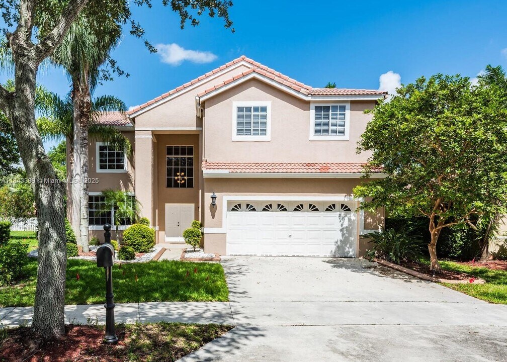 584 Cambridge Dr in Weston, FL - Building Photo