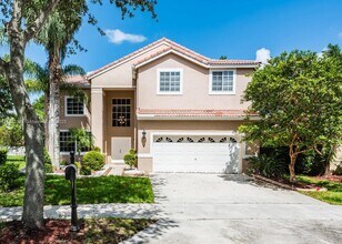 584 Cambridge Dr in Weston, FL - Building Photo - Building Photo