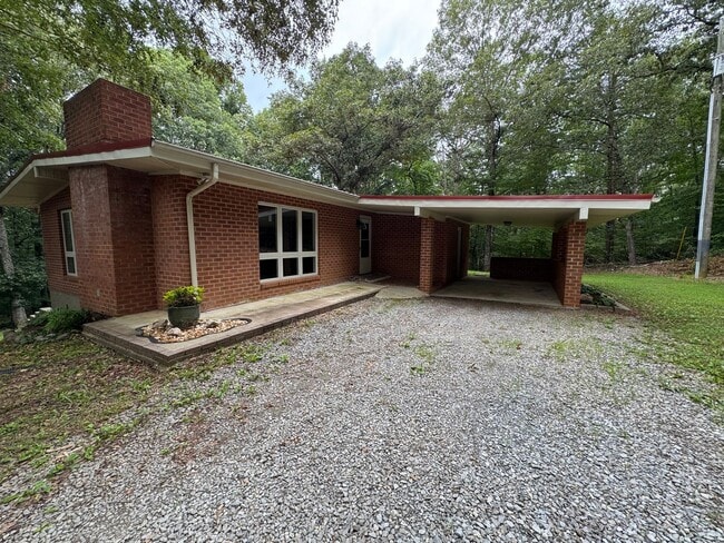 property at 695 Doe Run Ln