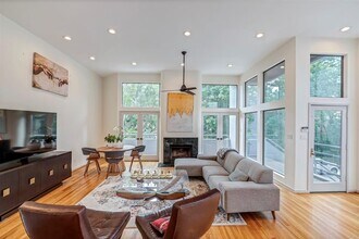 47 Legend Ln in Houston, TX - Building Photo - Building Photo