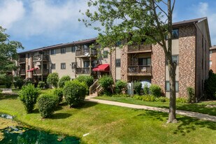 Pebbleshire Apartments in Vernon Hills, IL - Building Photo