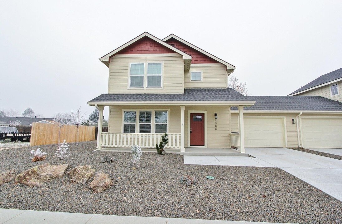 738 Old Glory Wy in Emmett, ID - Foto de edificio