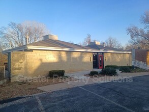 5016 NW Kalivas Cir in Riverside, MO - Building Photo - Building Photo