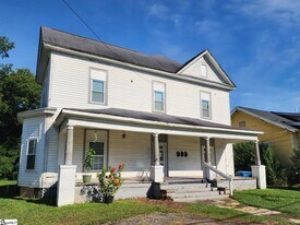 215 Grace St in Greenwood, SC - Building Photo