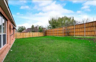 818 Green Pond Dr in Garland, TX - Foto de edificio - Building Photo