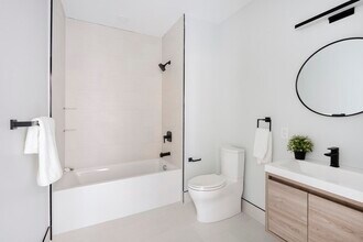 261 Border St, Unit #202 in Boston, MA - Foto de edificio - Building Photo