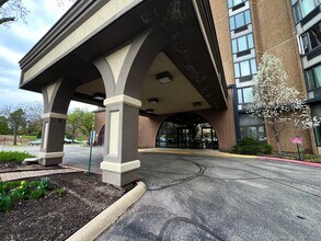 1 Renaissance Pl in Palatine, IL - Building Photo - Building Photo
