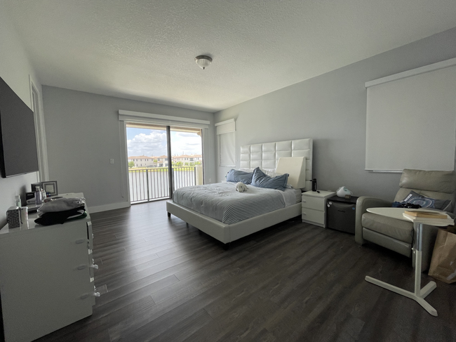 9608 W 34th Ave in Hialeah, FL - Foto de edificio - Building Photo