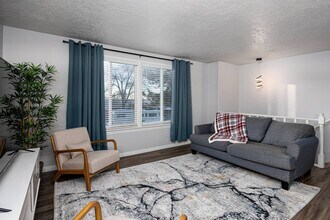 9465 S Streatham Rd, Unit Upstairs Unit in Sandy, UT - Building Photo - Building Photo