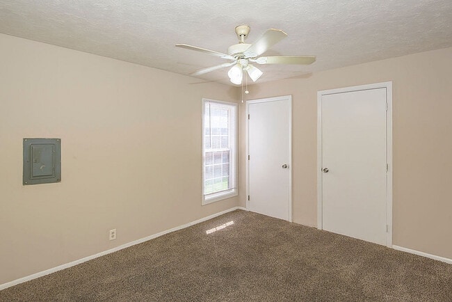 Shady Tree Apartments in Evansville, IN - Building Photo - Building Photo