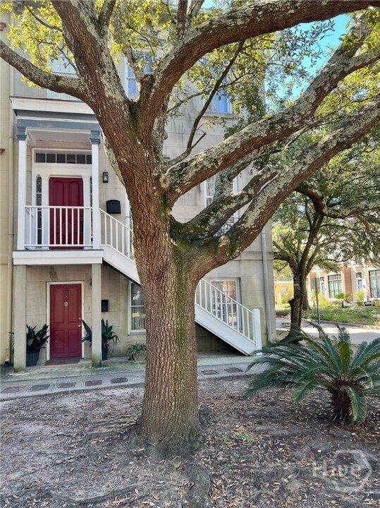 215 W Hall St in Savannah, GA - Building Photo