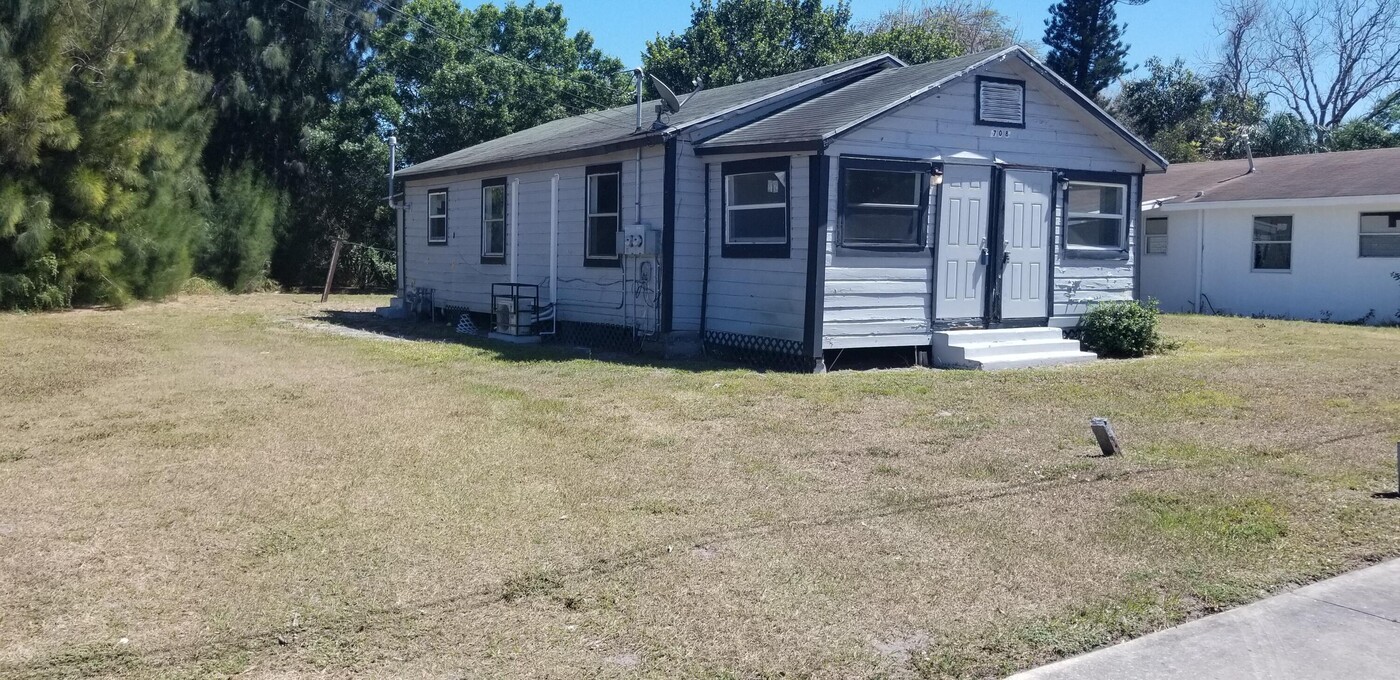 708 N 19th St in Fort Pierce, FL - Building Photo