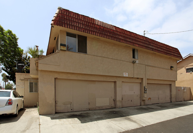 207 E Wakefield Ave in Anaheim, CA - Foto de edificio - Building Photo