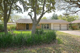 5015 Beechnut St in Houston, TX - Building Photo - Building Photo