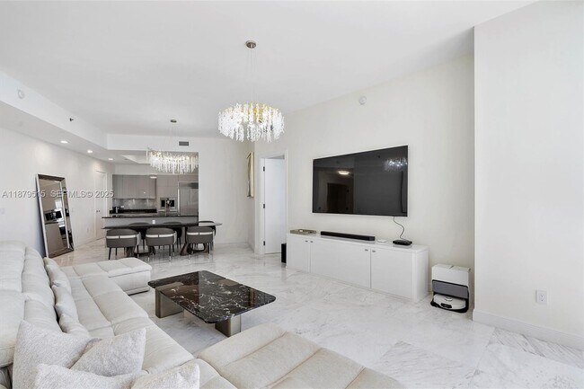 16001 Collins Ave in North Miami Beach, FL - Foto de edificio - Building Photo