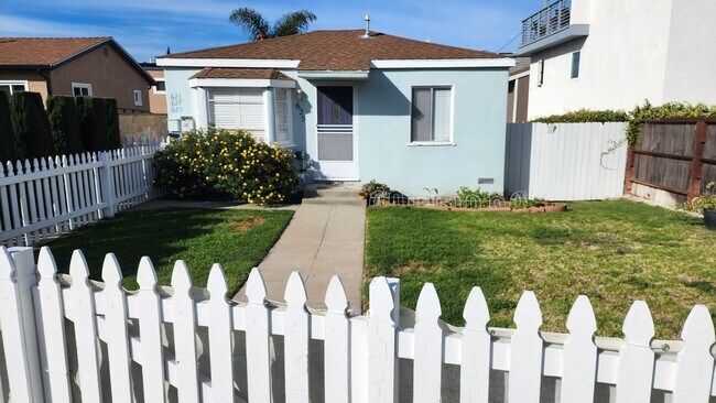 625 Prospect Ave in Hermosa Beach, CA - Foto de edificio - Building Photo