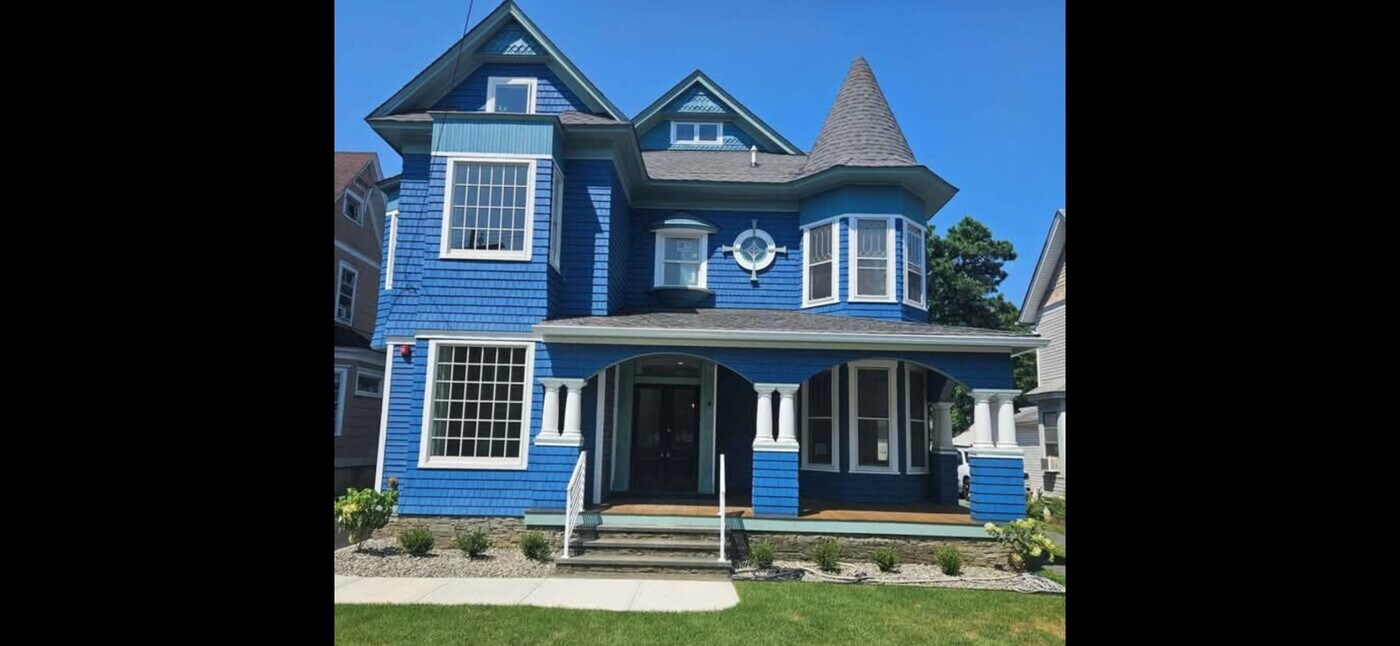 90 Shrewsbury Ave in Red Bank, NJ - Building Photo