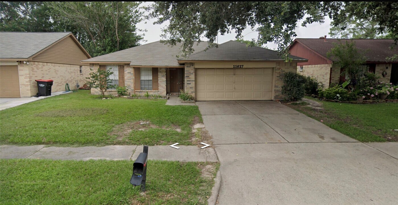 11627 Cliveden Dr in Houston, TX - Building Photo