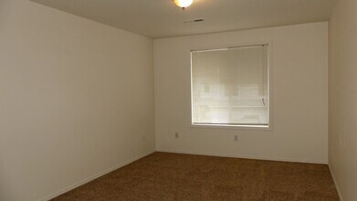 19927 NE Halsey St in Portland, OR - Building Photo - Building Photo