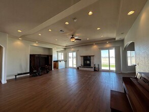 8127 W Ave E12 in Lancaster, CA - Building Photo - Building Photo
