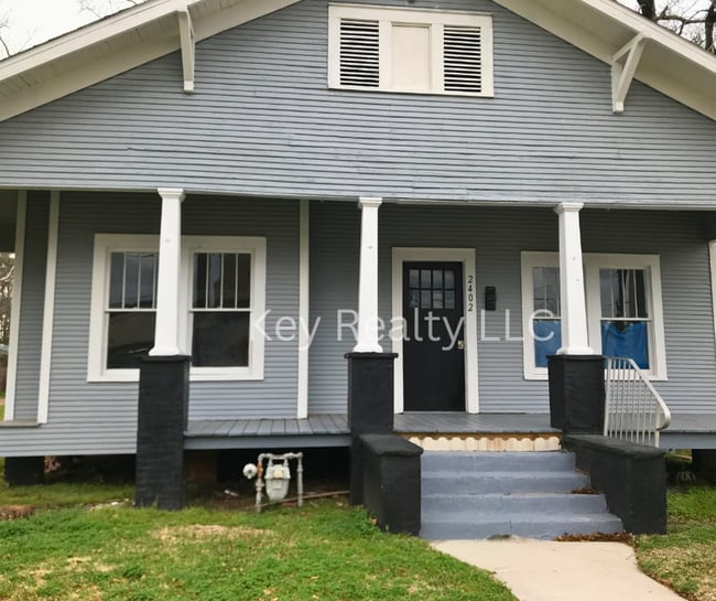property at 2402 Lee St
