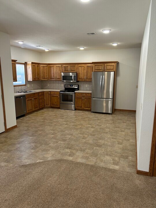 302 E 8th St in Minneapolis, KS - Building Photo