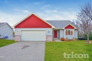 11686 8th St NE in Hanover, MN - Building Photo