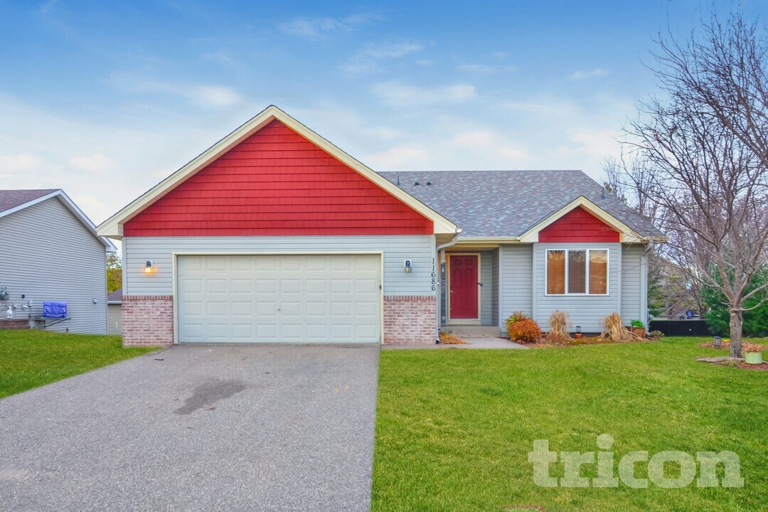 11686 8th St NE in Hanover, MN - Foto de edificio