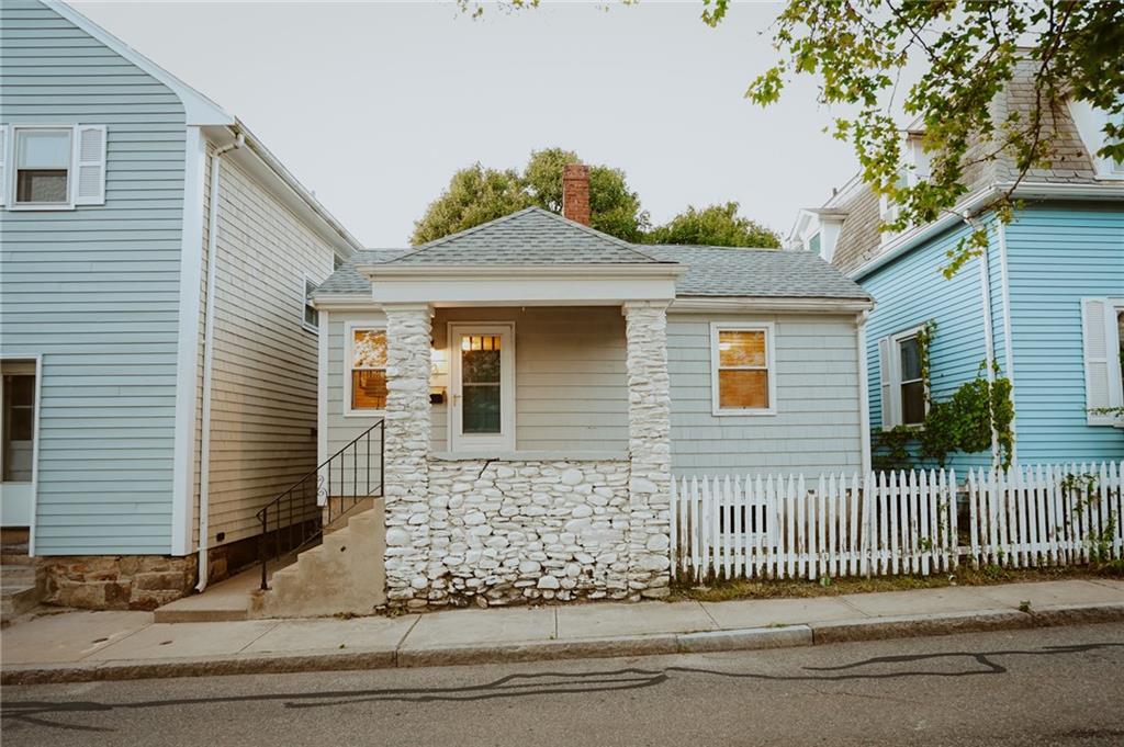 30 Dixon St in Newport, RI - Building Photo