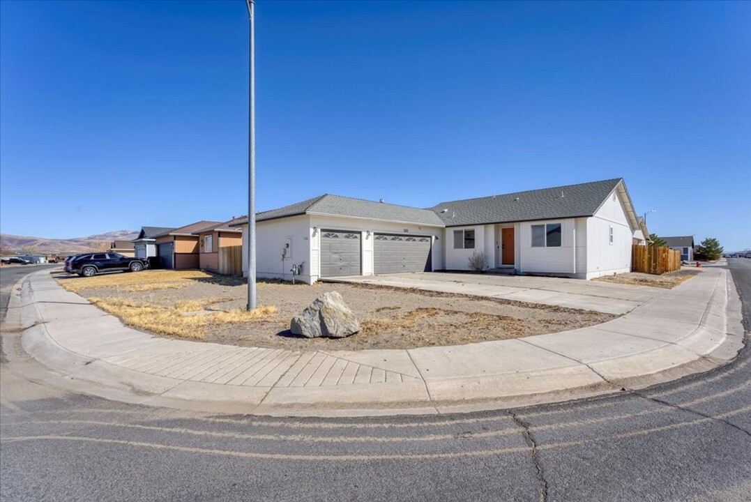 1222 Jacob Ln in Fernley, NV - Building Photo