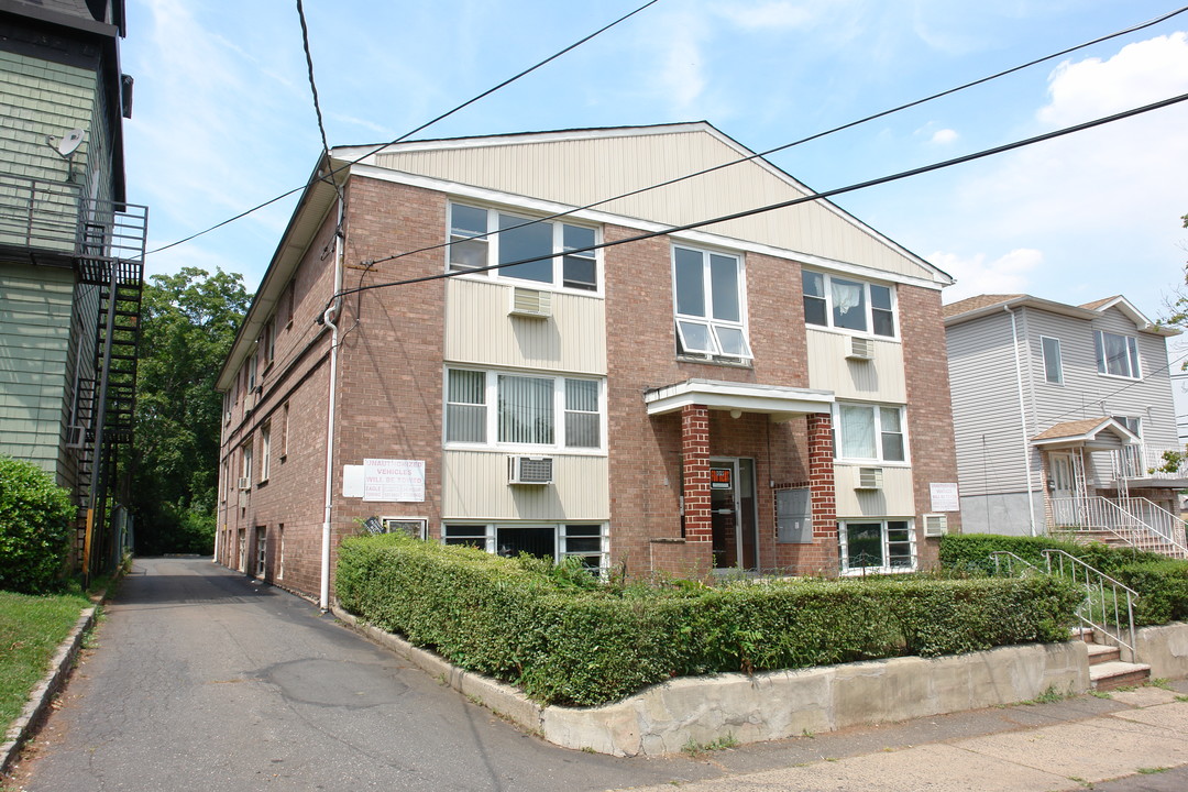 109 W Grand St in Elizabeth, NJ - Building Photo